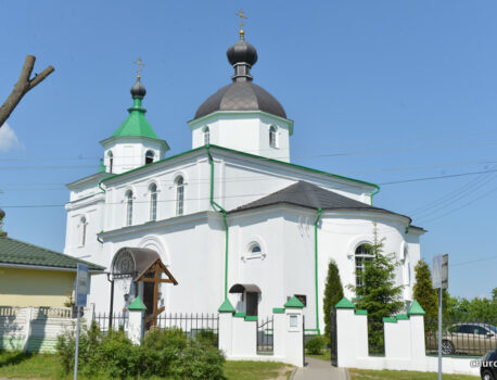Храм апостолов Петра и Павла в деревне Сеница