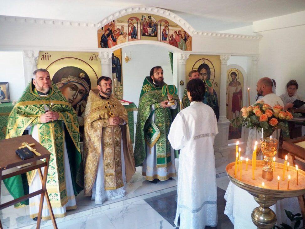 Благочинный сослужил на первой Божественной литургии в храме преп. Паисия Святогорца г. Минска