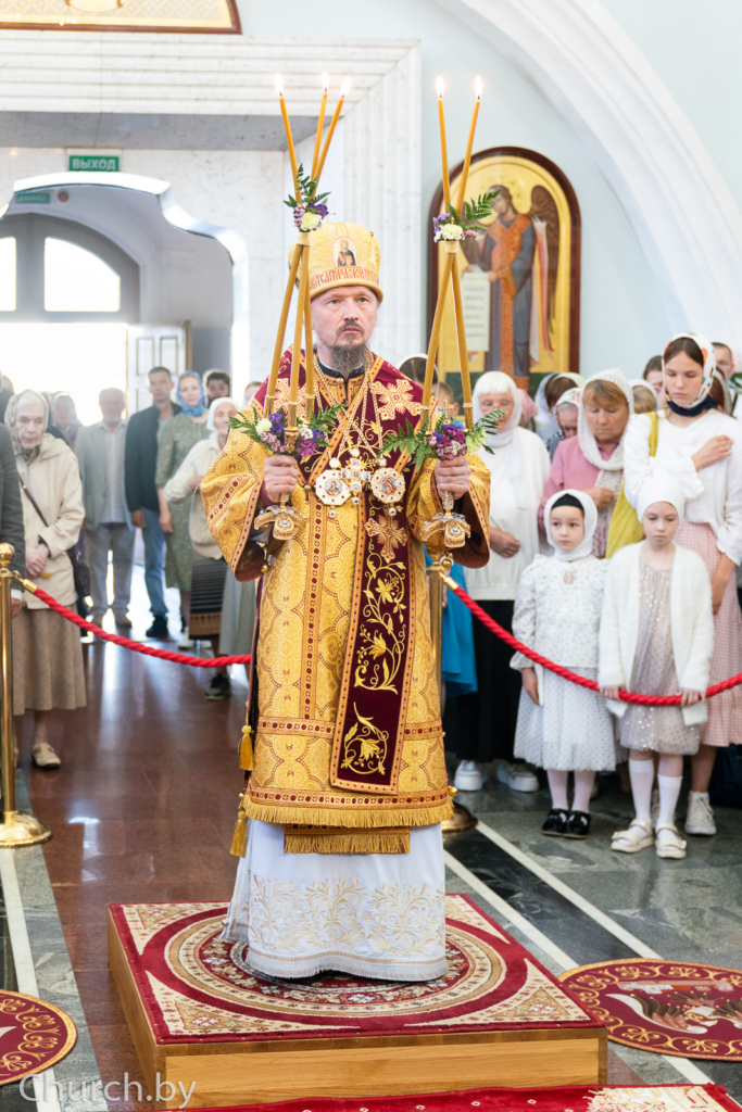 В день тезоименитства митрополита Вениамина благочинный сослужил ему за Божественной литургией