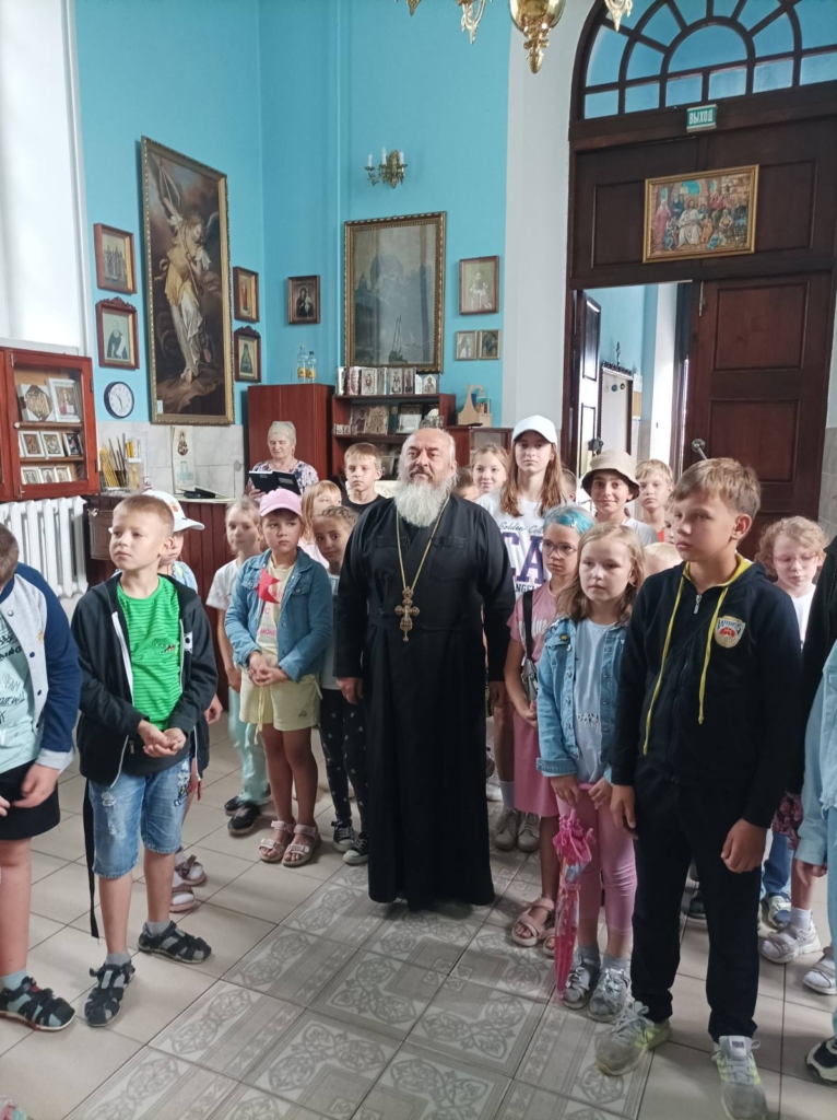 Встреча настоятеля храма в Сенице с детьми из лагеря «Арт-сера»