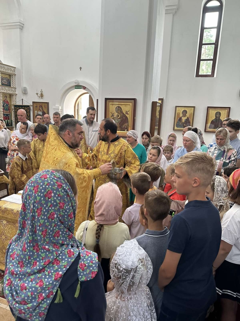 Благочинный возглавил молебен на начало учебного года в Мачулищах