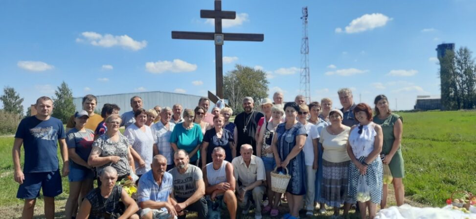 Освящение поклонного креста в Привольном
