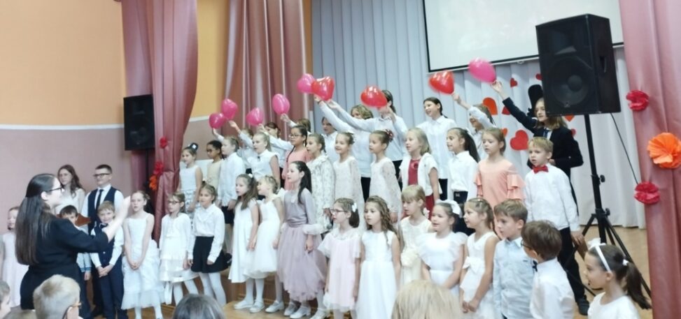 Настоятель храма в Самохваловичах принял участие в праздничном концерте ко Дню матери