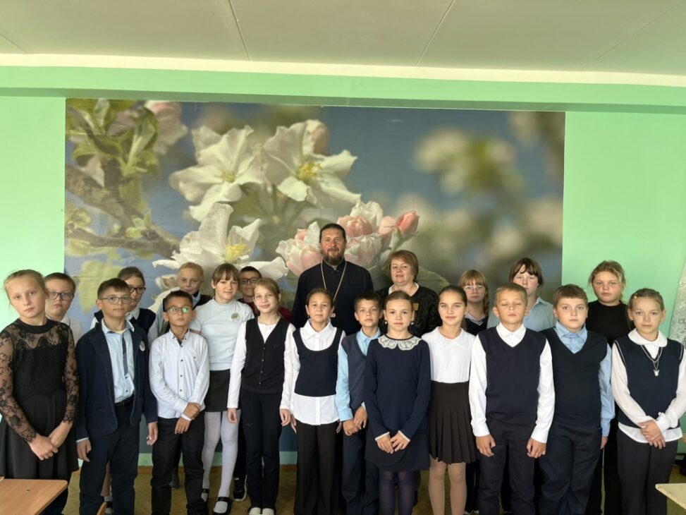 Беседа настоятеля храма в Чуриловичах с детьми