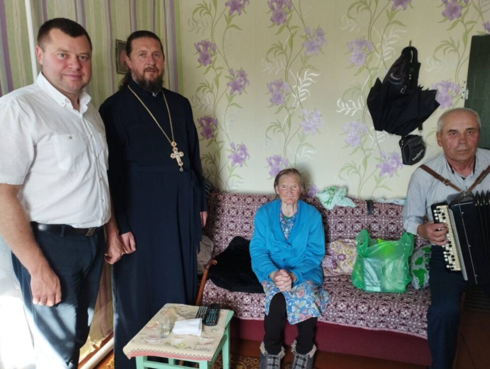 Настоятель храма в Самохваловичах поздравил пенсионеров с праздником