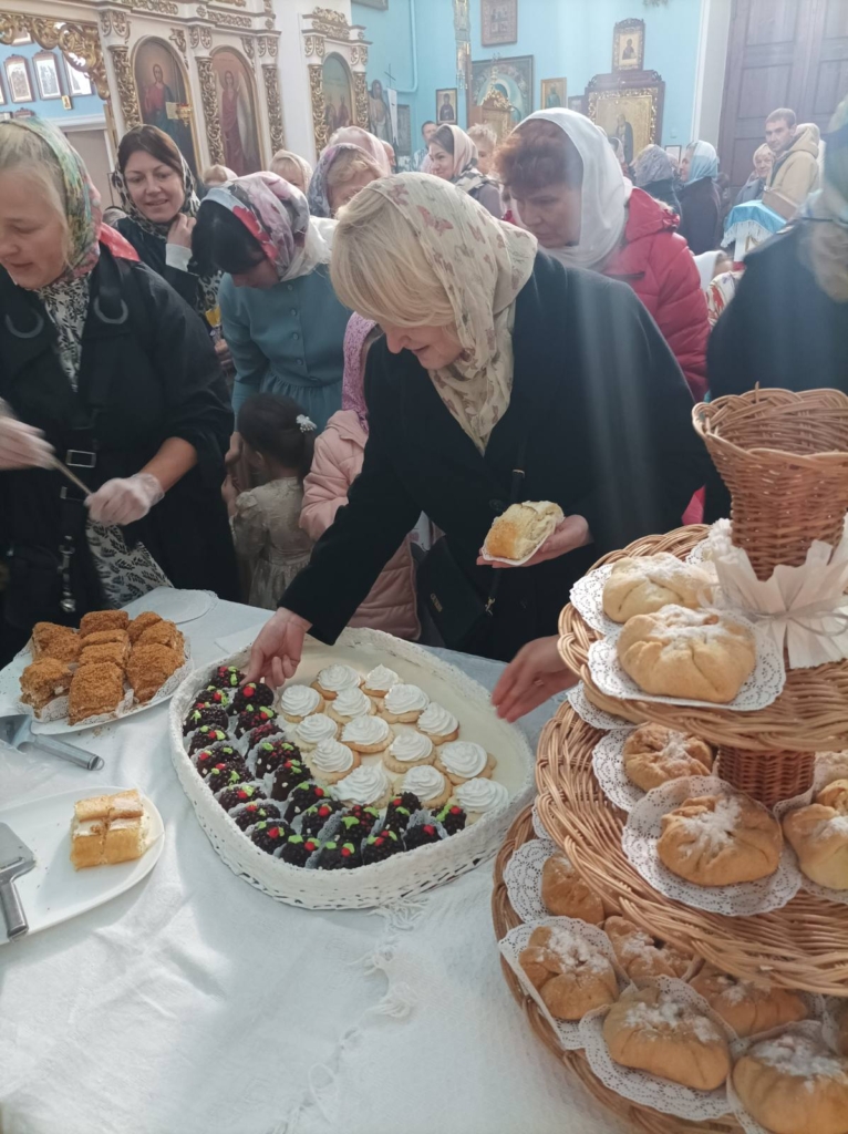 Учащиеся воскресной школы в Сенице поздравили прихожан с Днём матери