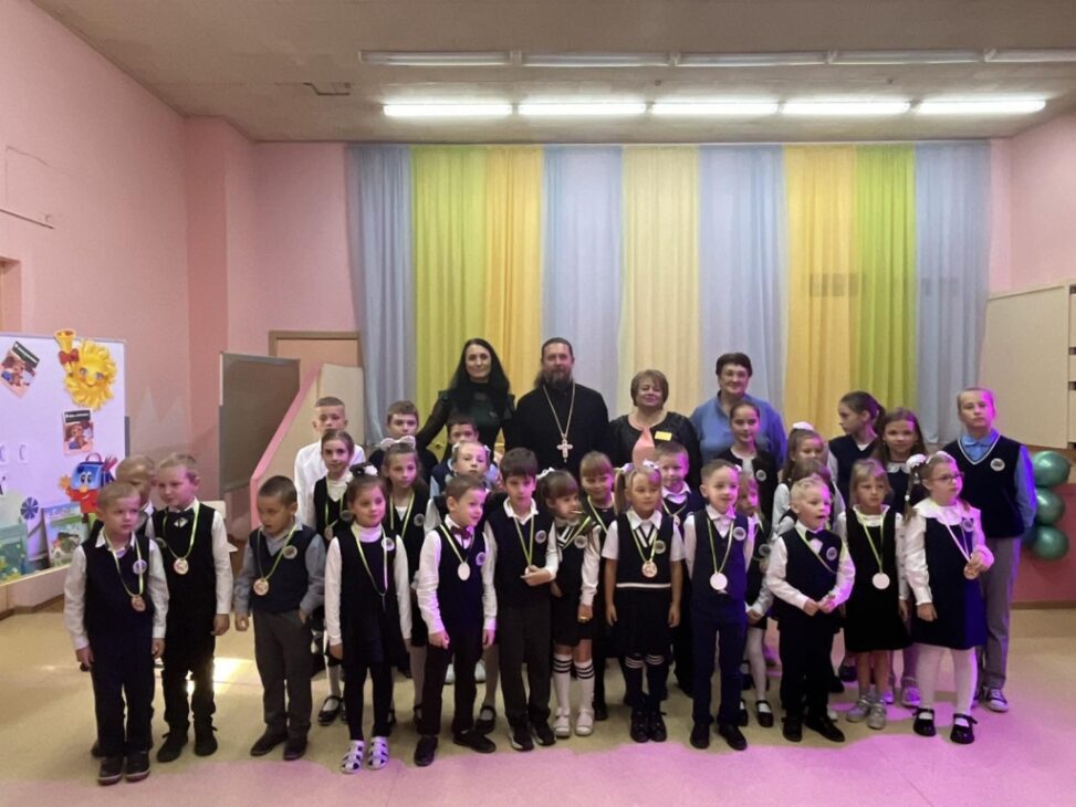 Настоятель храма в Чуриловичах произнёс слово на празднике «Посвящение в первоклассники»