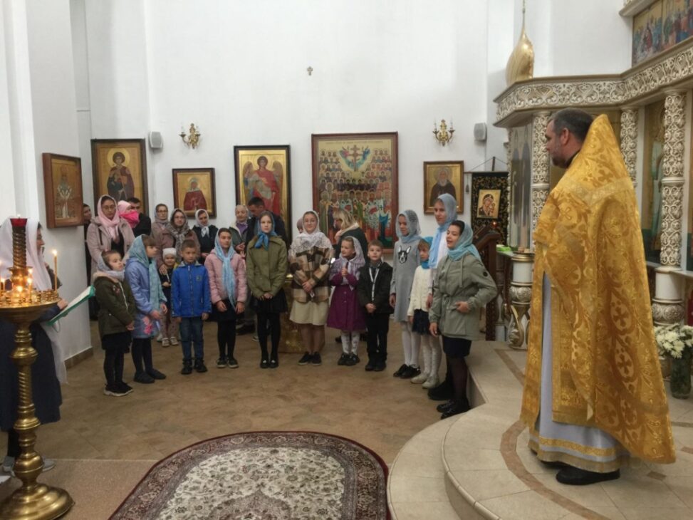 Учащиеся воскресной школы в Мачулищах поздравили женщин с Днем матери