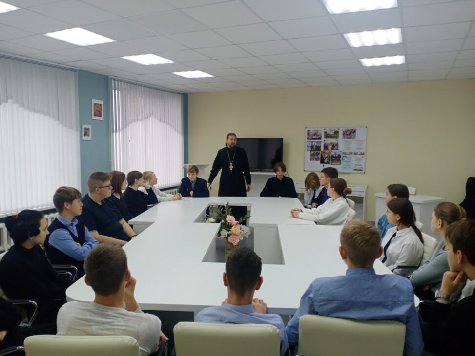 Настоятель храма в Самохваловичах провёл беседу с детьми в средней школе