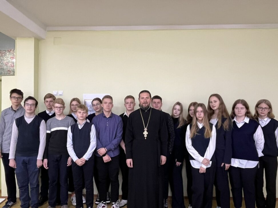 Настоятель храма в Чуриловичах провёл беседу с детьми в средней школе