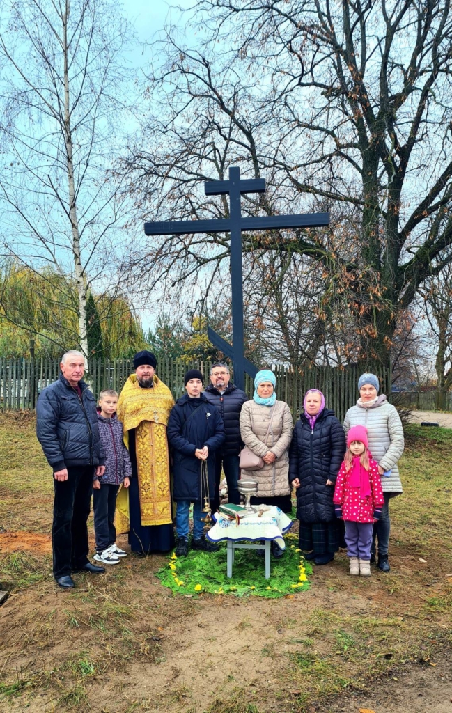 Настоятель храма в Самохваловичах освятил поклонный крест в деревне Белица