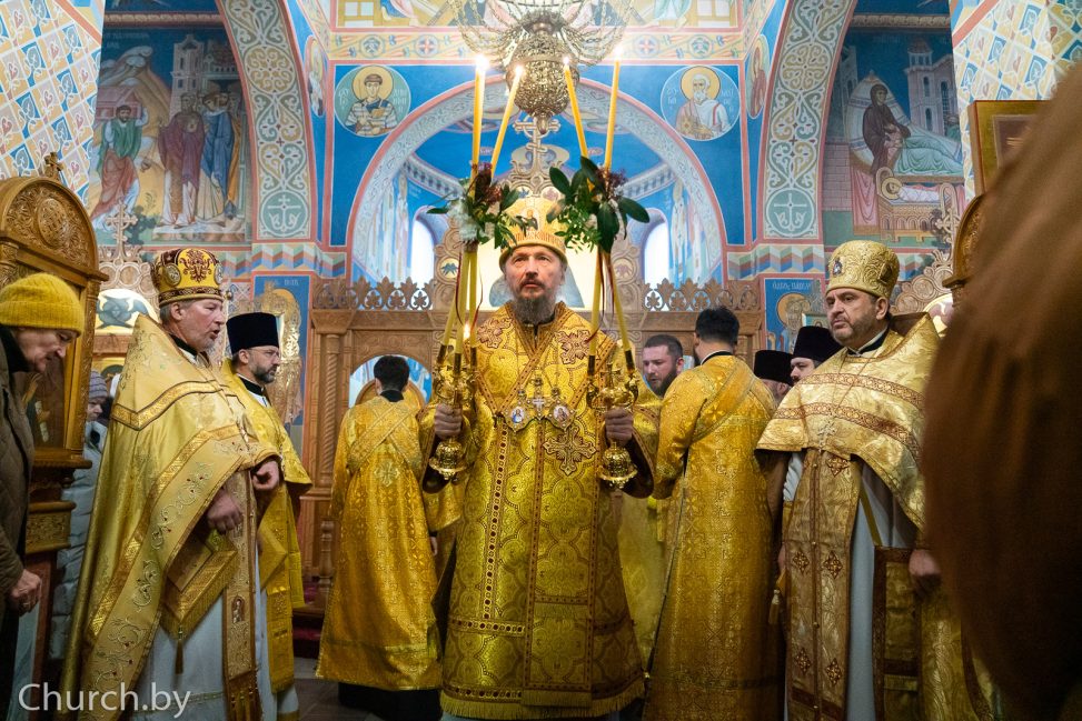 Митрополит Вениамин возглавил Божественную литургию в Привольном