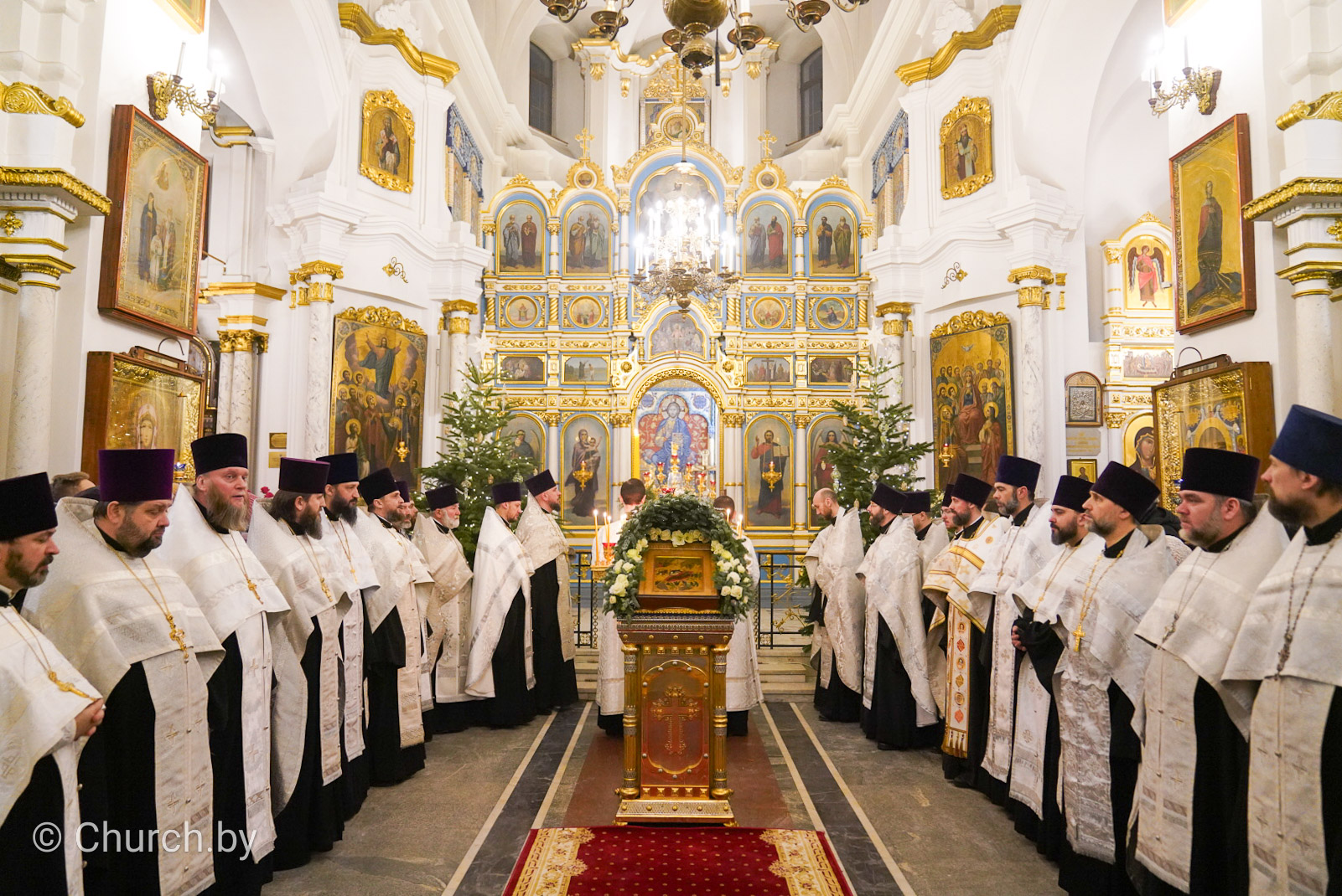 Благочинный сослужил Патриаршему Экзарху за Великой вечерней