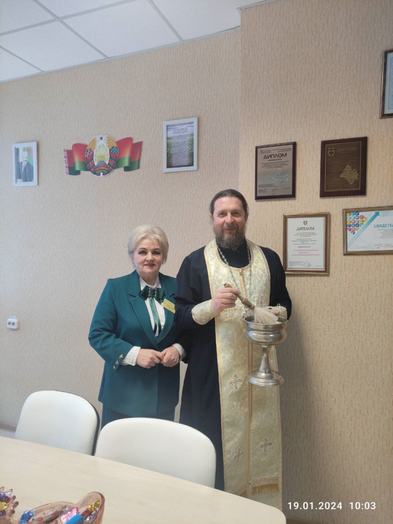 Настоятель храма в Самохваловичах традиционно посетил Самохваловичскую школу на Крещение