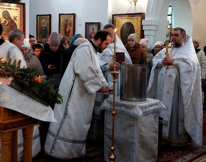 Благочинный возглавил праздничные богослужения на Крещение в Мачулищах