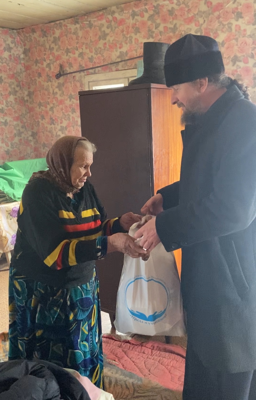 Настоятель храма в Самохваловичах посетил пожилых и немощных людей