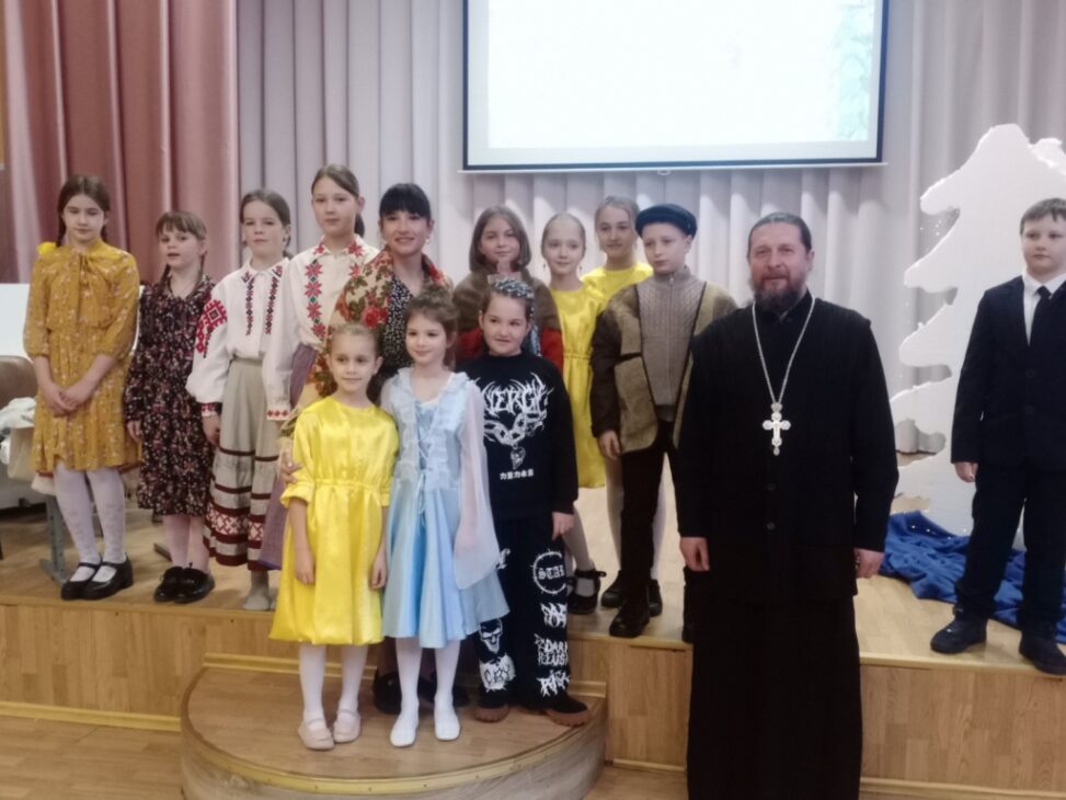 Настоятель храма в Самохваловичах стал почетным гостем мероприятия «День взаимодействия с семьёй» в Самохваловичской средней школе