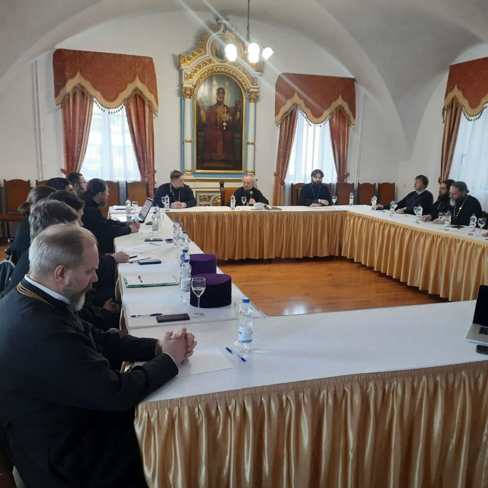 Настоятель храма в Самохваловичах и клирик храма п. Привольный приняли участие в заседании Коллегии епархиального отдела по делам молодежи под председательством Митрополита Вениамина