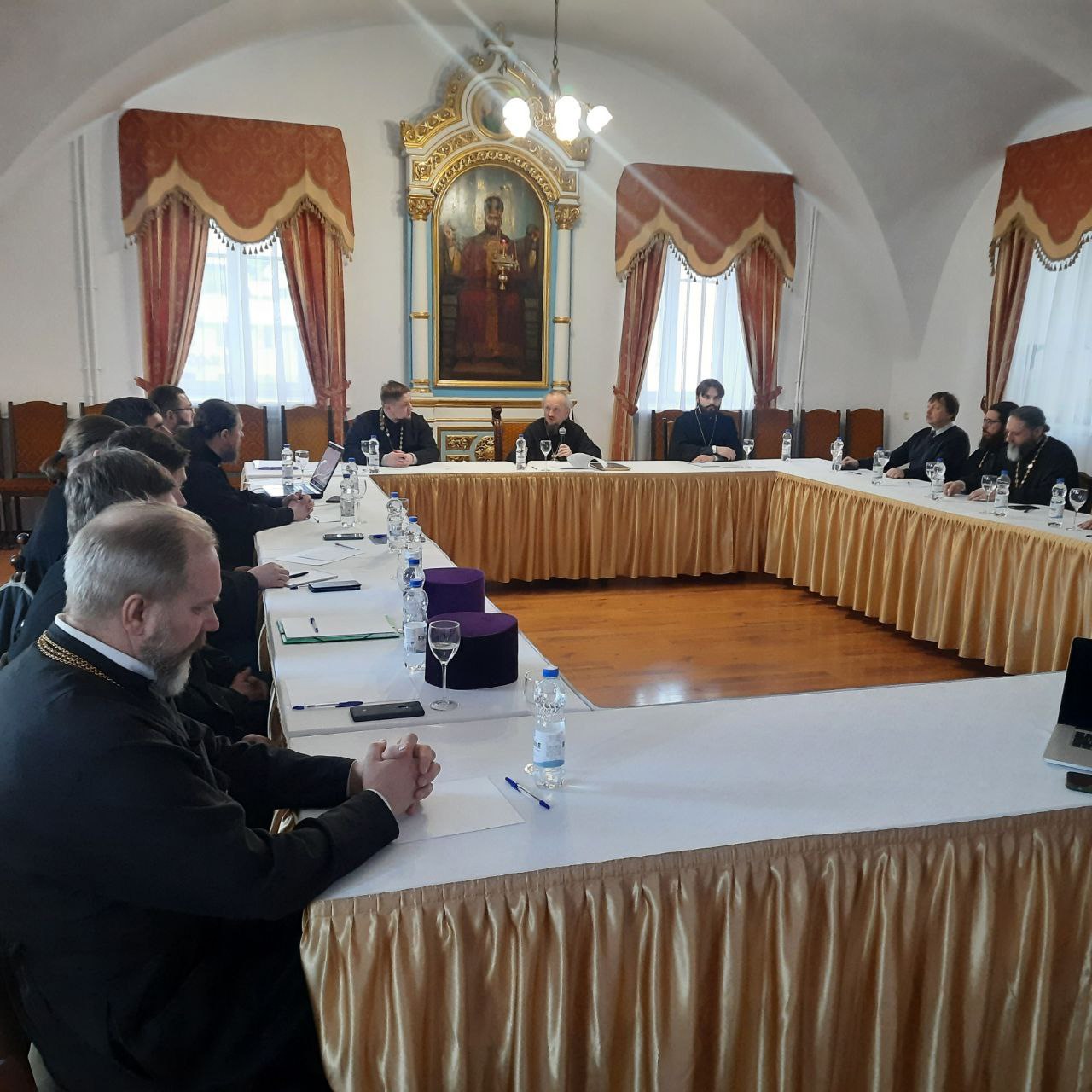 Настоятель храма в Самохваловичах и клирик храма п. Привольный приняли участие в заседании Коллегии епархиального отдела по делам молодежи под председательством Митрополита Вениамина