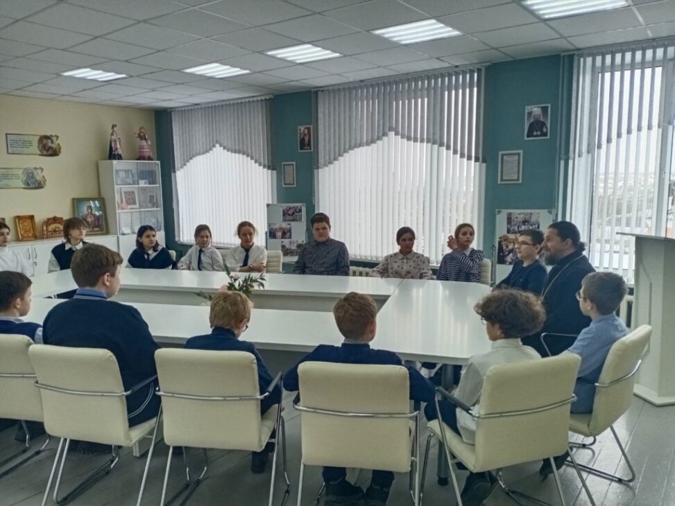 Учащиеся Самохваловичской средней школы встретились с настоятелем храма в Самохваловичах в рамках продолжения марафона мероприятий акции «Дружим с законом»