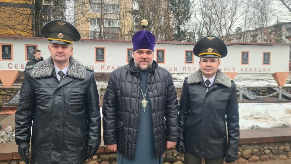 Благочинный поздравил военнослужащих с Днем защитника Отечества