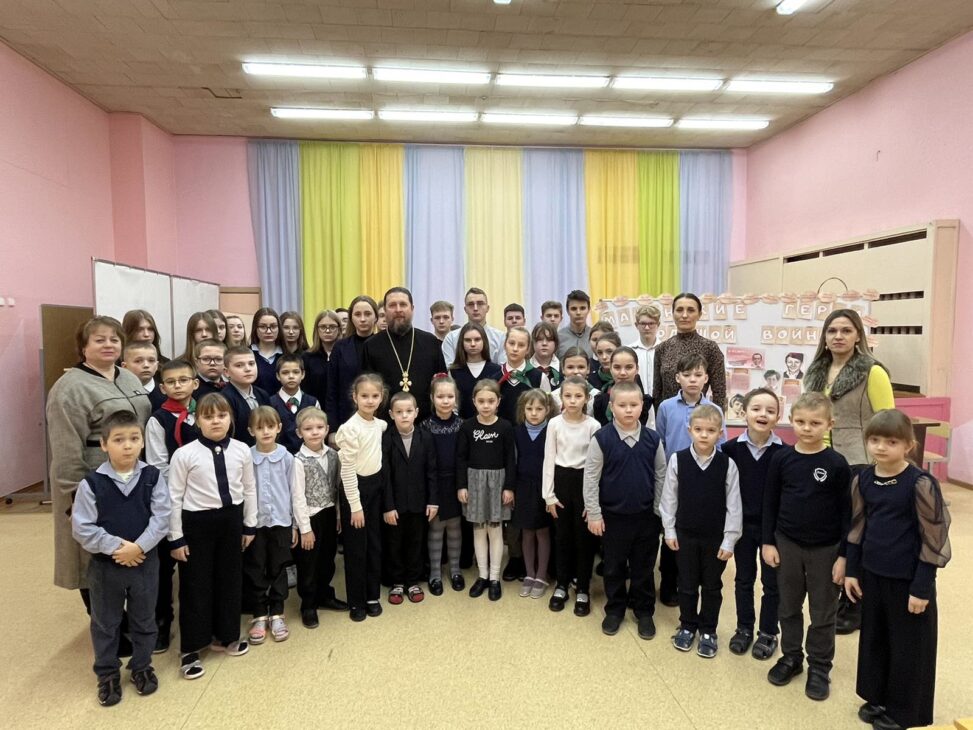 Настоятель храма в Чуриловичах выступил на информационном часу, посвященном Дню юного героя-антифашиста