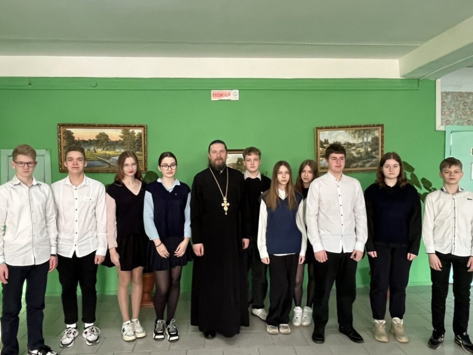 Встреча настоятеля храма в Чуриловичах с учащимися 9 класса Чуриловичской средней школы