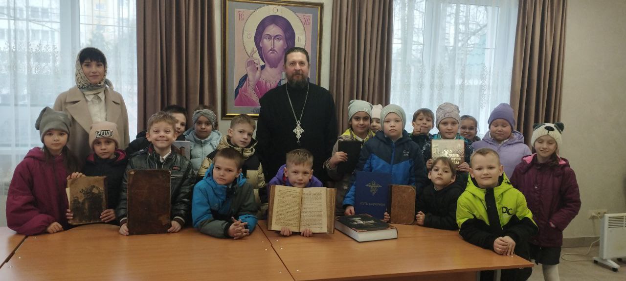 «На пути» учащиеся Самохваловичской средней школы посетили выставку духовной книги в церкви Сошествия Святого Духа.