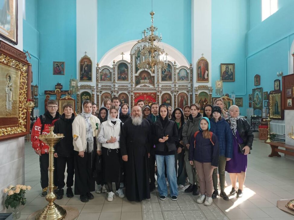 13 мая учащиеся Мачулищанской СШ посетили храм святых апостолов Петра и Павла в Сеннице.Экскурсию по храму провел протоиерей Борис(Пташинский).