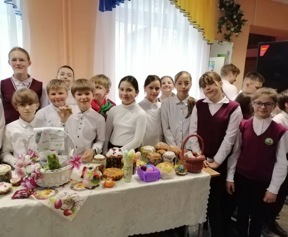 6 мая мая 2024 года, в понедельник Светлой седмицы клирик храма святителя Николая Чудотворца п.Привольный диакон Дмитрий Данилевич посетил ГУО Луговослободская средняя школа