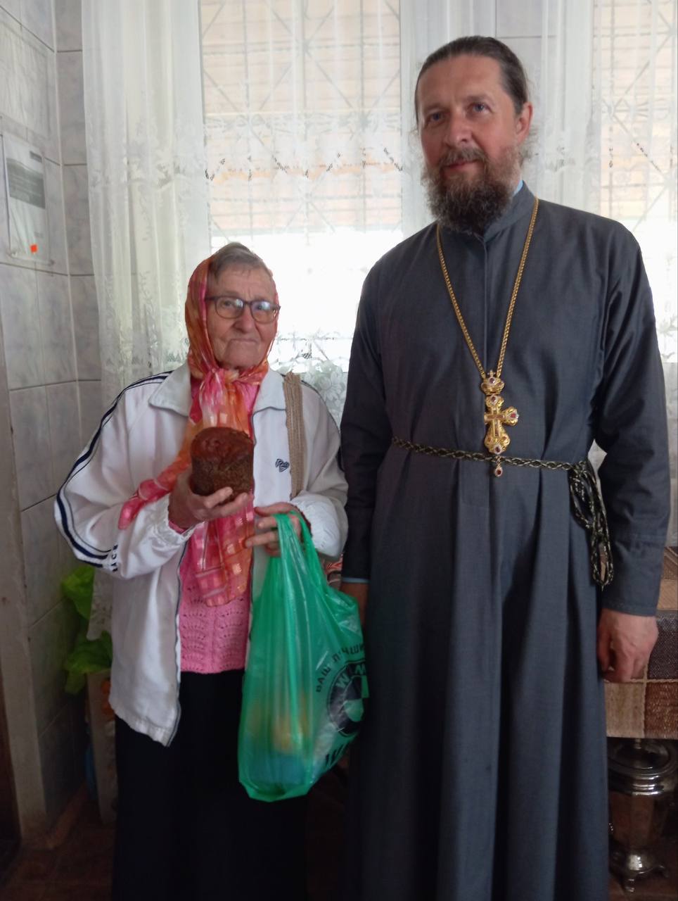 05.05.2024 года. Настоятель Свято- Духова храма п. Самохваловичи иерей Сергий Короткий посетил престарелых прихожан , поздравил со Светлой Пасхой и вручил подарки .