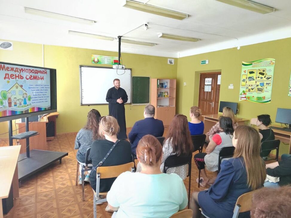 17 и 18 мая 2024 года, в рамках празднования Дня семьи клирик храма святителя Николая Чудотворца п.Привольный диакон Дмитрий Данилевич посетил средние учебные заведения окормляемые приходом.