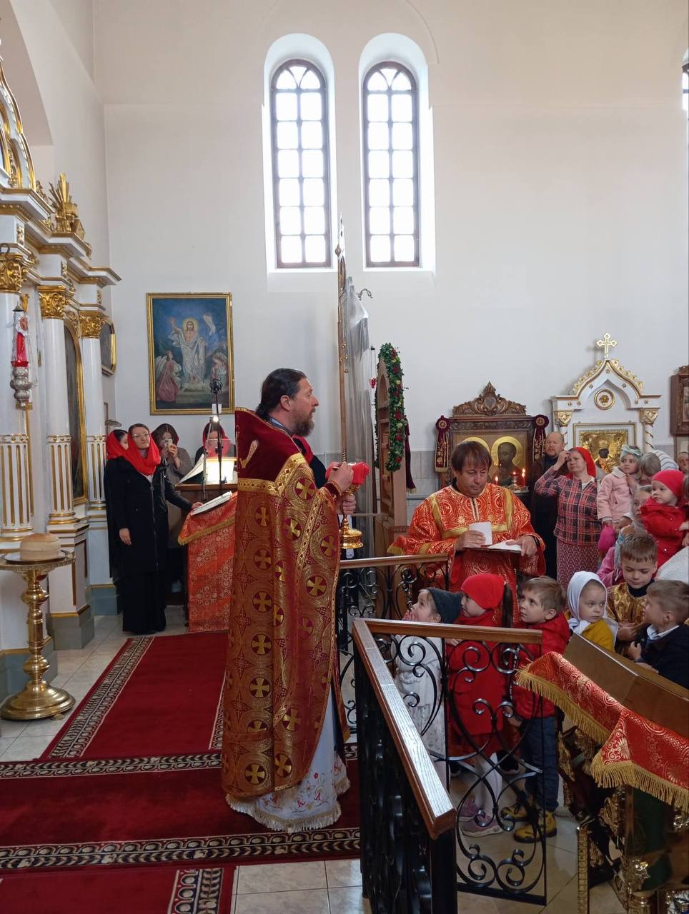 В рамках духовно-просветительской работы,учащиеся Самохваловичской средней школы, совместно с настоятелем Свято-Духово храма аг. Самохваловичи иереем Сергием, посетили Петропавловский храм г.Узды,