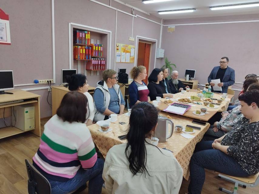 16 мая прошла беседа с преподавателями Крупицкои́ среднеи́ школы о важности формирования представления о христианских семейных ценностях у молодежи.