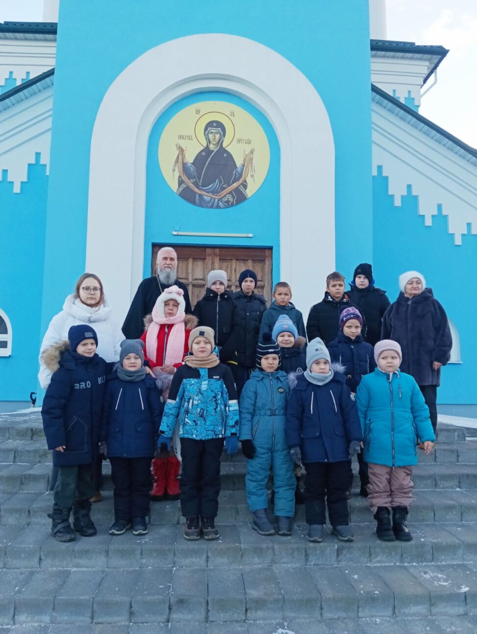 3 января, в преддверии праздника Рождества Христова для учащихся Крупицкой средней школы в храме Успения Пресвятой Богородицы был проведен урок духовности «Вслед за Рождественской звездой». Настоятель храма иерей Константин Дубкович рассказал ребятам об истории праздника Рождества, о значении рождения Спасителя для человечества и традициях, связанных с этим великим православным торжеством.