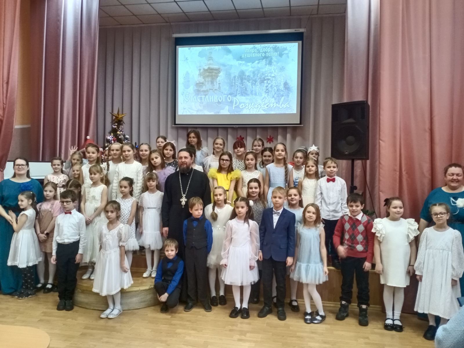 Рождественский яркий и душевный концерт- спектакль прошел в ГУО «Самохваловичская СШ».