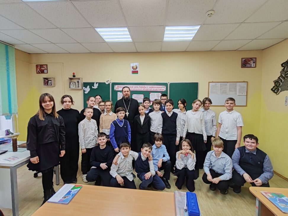 3 марта в государственном учреждении образования Самохваловичская средняя школа состоялась встреча учащихся 5 класса с настоятелем храма Святого Духа иереем Сергием Коротким.