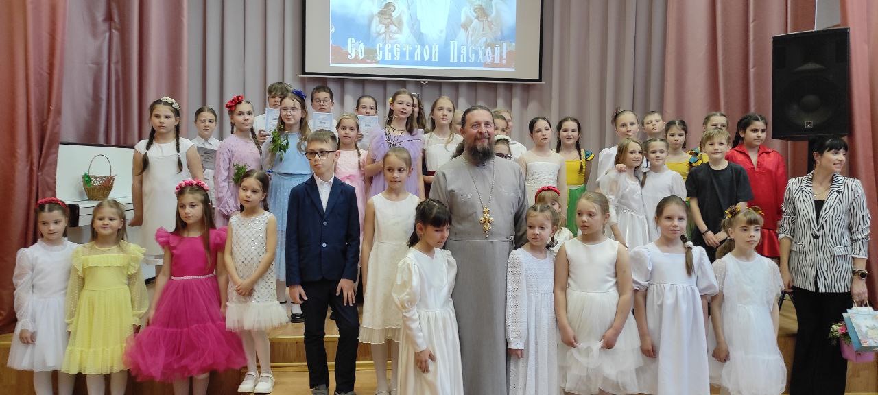 24.04.2025г на Пасхальной неделе в Самохваловичской средней школе прошло праздничное представление, посвященное Светлому Христову Воскресению.