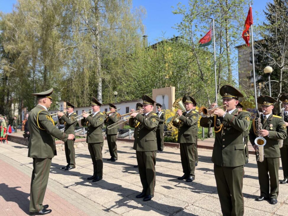 Благочинный 1-го Минского районного  благочиния протоиерей Сергей Пашкевич  благословил призывников на военную  службу.