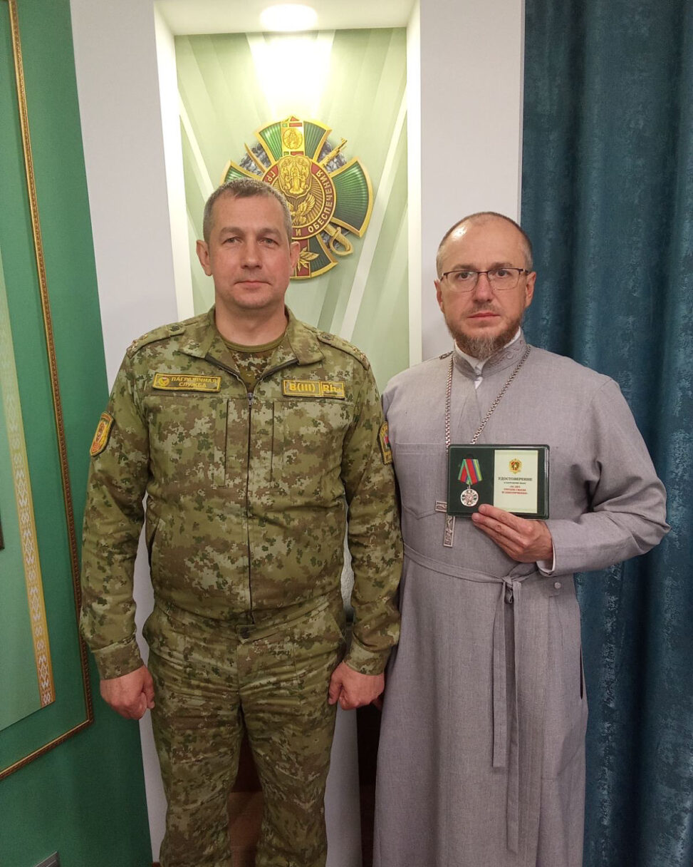 В предверии Дня великой Победы 8 мая  состоялась  встреча настоятеля  храма преподобного Серафима Саровского агр.Замосточье  протоиерея Александра Шевченко  с офицерским составом в/ч 2007 погранкомитета РБ