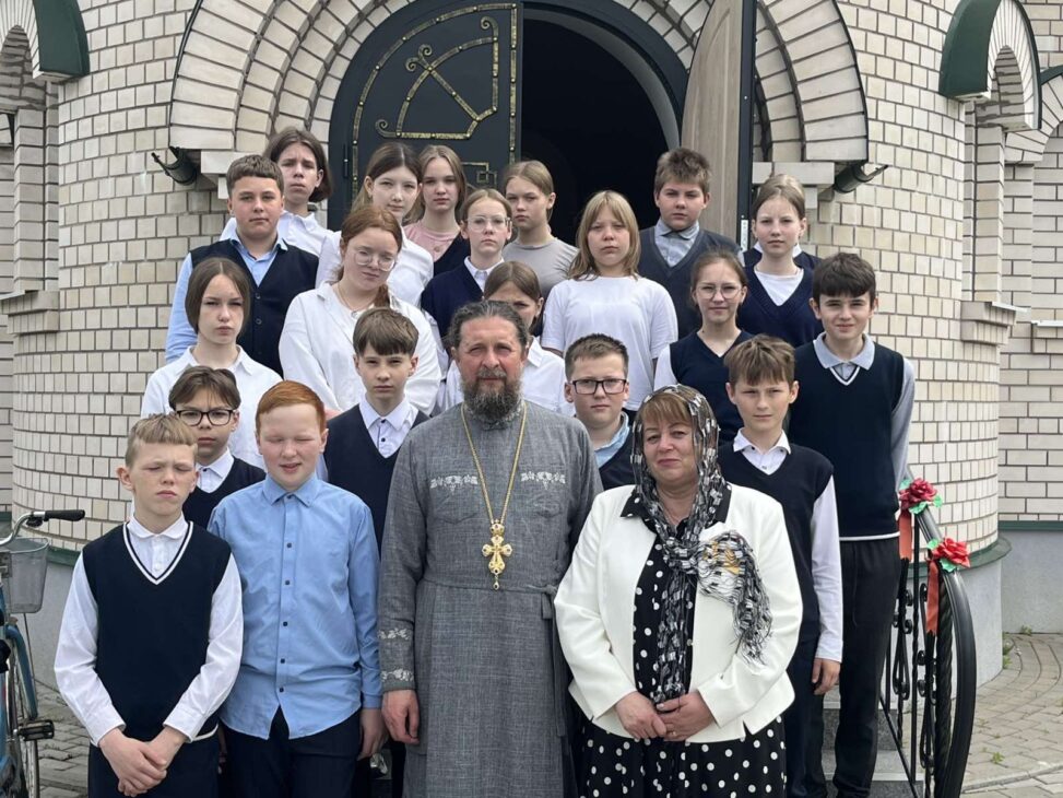 22 мая 2025 года учащиеся Чуриловичской средней школы, в рамках деятельности районного духовно-просветительского центра «На пути», посетили храм в честь Александра Невского. Настоятель храма иерей Сергий Короткий рассказал ребятам о житии святого Николая Чудотворца. Такой визит является важным шагом в духовном развитии школьников.