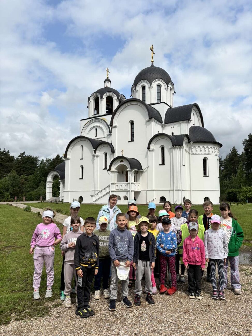 9 июня в День Святаго Духа ребята из школьного лагеря посетили храм святого вмч.и целителя Пантелеимона г.п. Мачулищи .