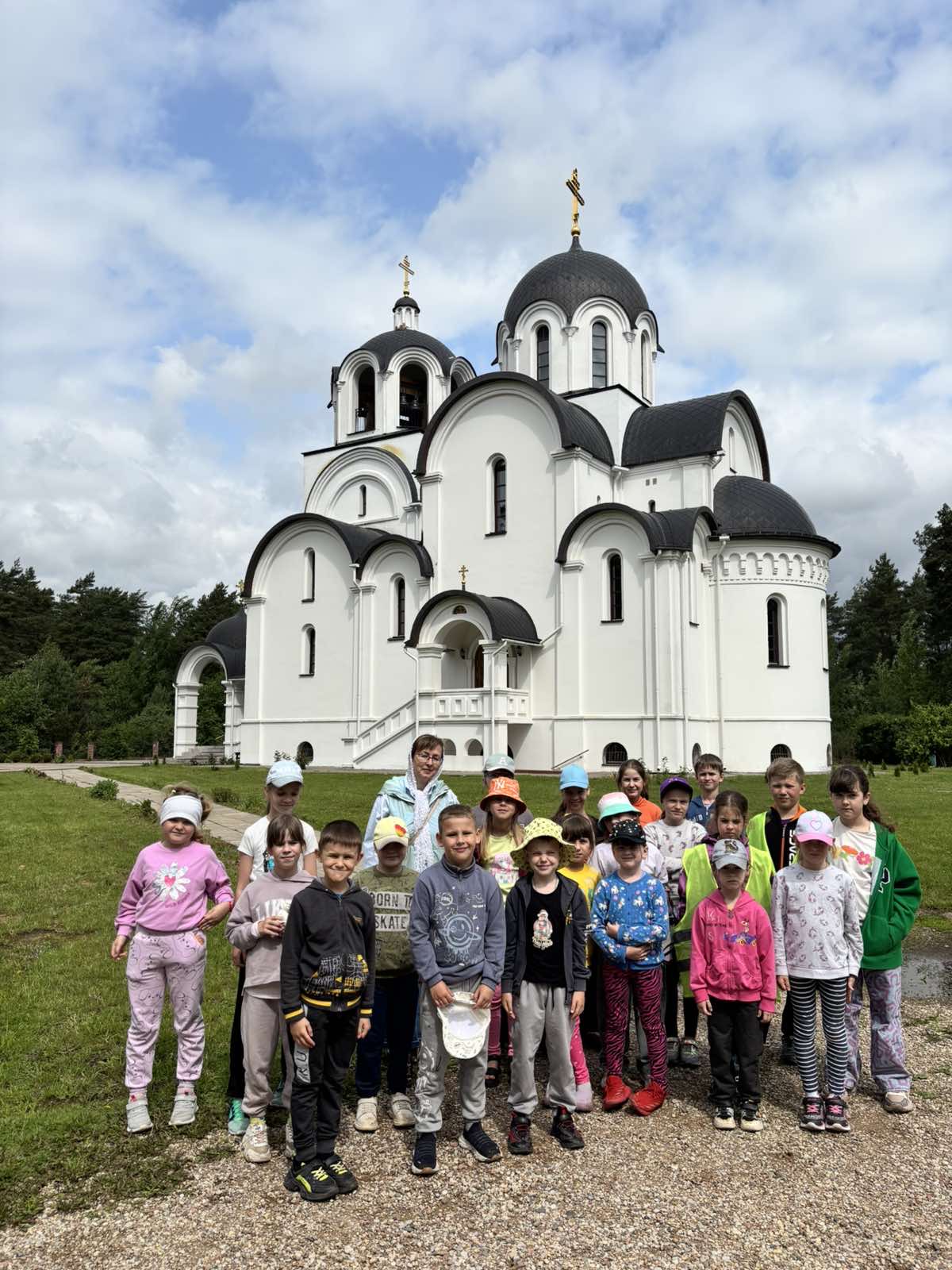 9 июня в День Святаго Духа ребята из школьного лагеря посетили храм святого вмч.и целителя Пантелеимона г.п. Мачулищи .