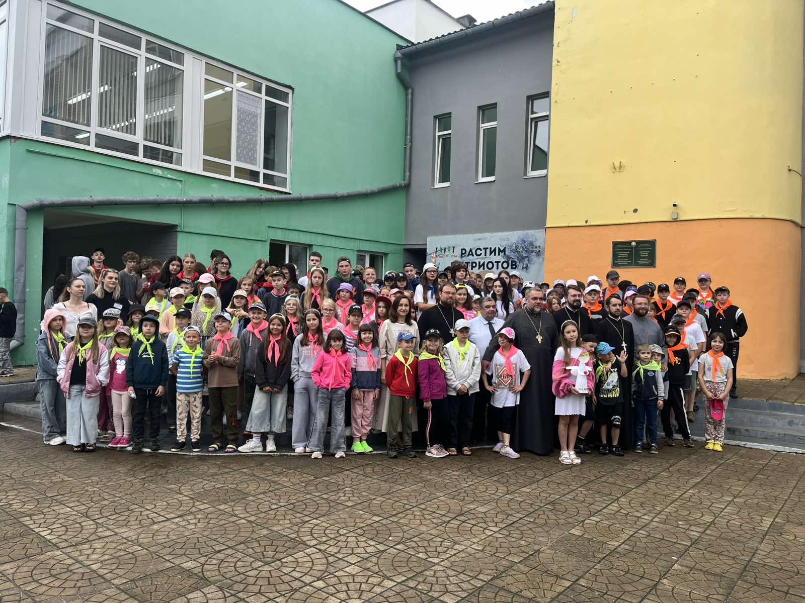 30 июля 2025 года, священнослужители 1 Минского районного благочиния в рамках сотрудничества с Минским районным отделам образования, посетили санаторий-профилакторий Белые росы Минского района