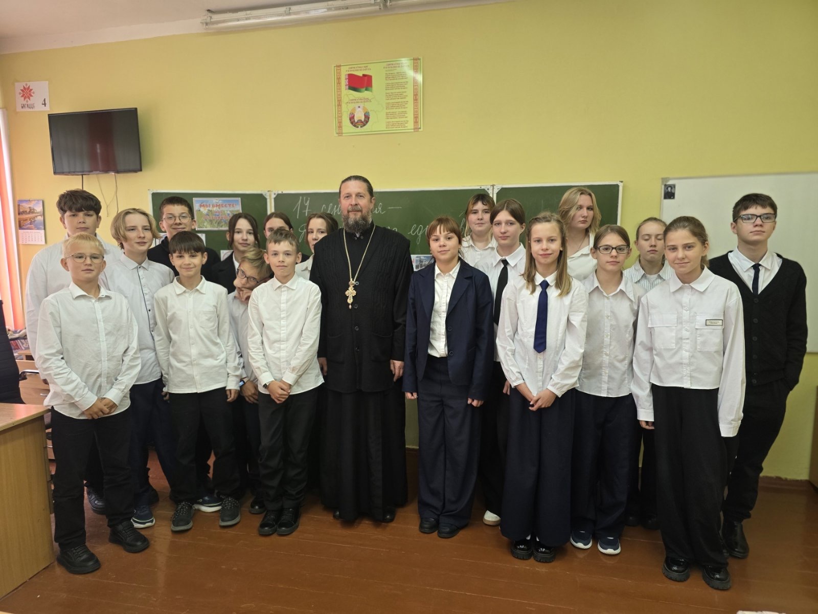 17.09.2025 в Самохваловичской средней школе в рамках работы ресурсного духовно-нравственного центра прошёл час духовного общения «Во имя мира и добра» учащихся 7 класса с иереем Сергием Коротким.