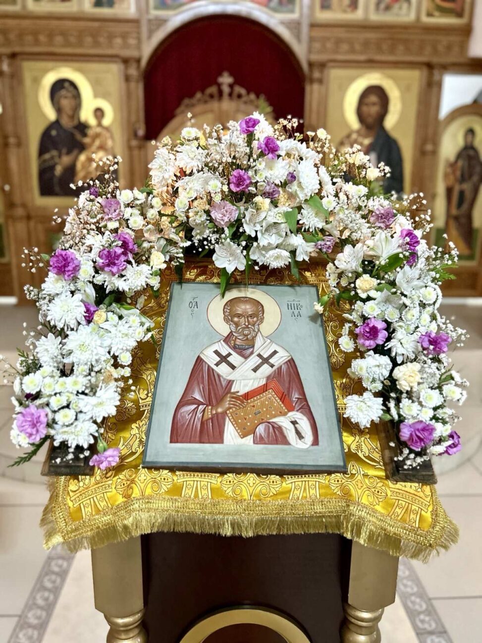 11 декабря  По благословению Митрополита Вениамина, Патриаршего Экзарха всея Беларуси, в храмы 1-го Минского районного благочиния из Минского Свято-Духова кафедрального собора доставлен  ковчежец с мощами святителя Николая Чудотворца. Первым на пути следования святыни стал храм свт. Димитрия Ростовского в аг. Михановичи. После встречи в храме был отслужен молебен с акафистом святителю и чудотворцу Николаю.