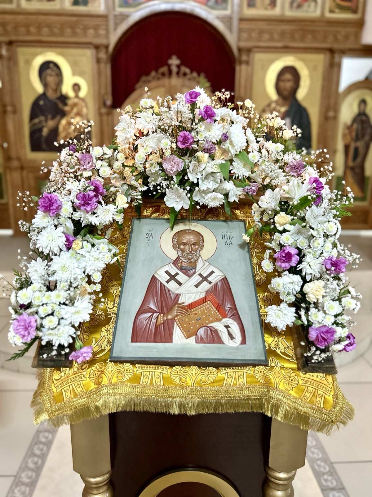 11 декабря  По благословению Митрополита Вениамина, Патриаршего Экзарха всея Беларуси, в храмы 1-го Минского районного благочиния из Минского Свято-Духова кафедрального собора доставлен  ковчежец с мощами святителя Николая Чудотворца. Первым на пути следования святыни стал храм свт. Димитрия Ростовского в аг. Михановичи. После встречи в храме был отслужен молебен с акафистом святителю и чудотворцу Николаю.