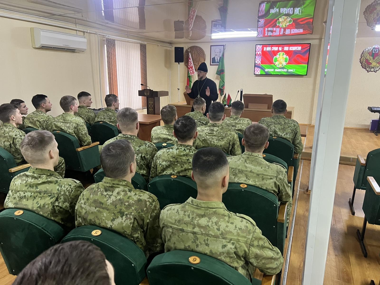 18 декабря 2025 года протоиерей Александр Шевченко, настоятель храма преподобного Серафима Саровского в агрогородке Замосточье, провёл беседу о Рождественском посте с военнослужащими-пограничниками в/ч 2007 Погранкомитета РБ, расположенной в посёлке Сосны.
