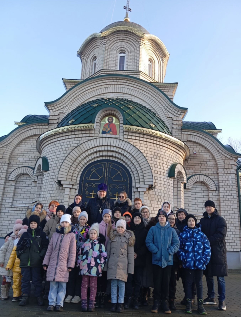 21 декабря учащиеся Воскресной школы посетили храм в честь святого благоверного князя Александра Невского ( в Чуриловичах) и храм в честь Святаго Духа ( в Самохваловичах).