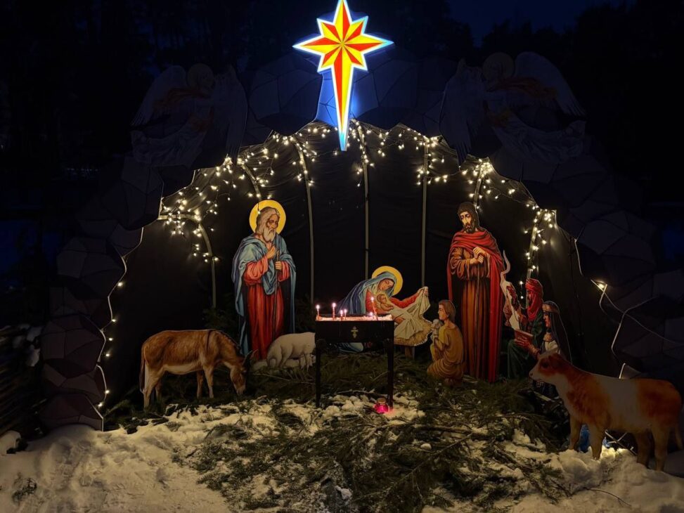 В канун праздника Рождества Христова благочинный 1-го Минского районного округа , настоятель прихода храма в честь вмч. и целителя Пантелеимона в г. п. Мачулищи протоиерей Сергий Пашкевич совершил всенощное бдение